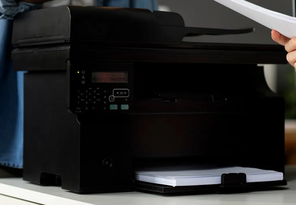 Jak drukować dwustronnie za pomocą drukarki kolorowej i jak to skonfigurować.