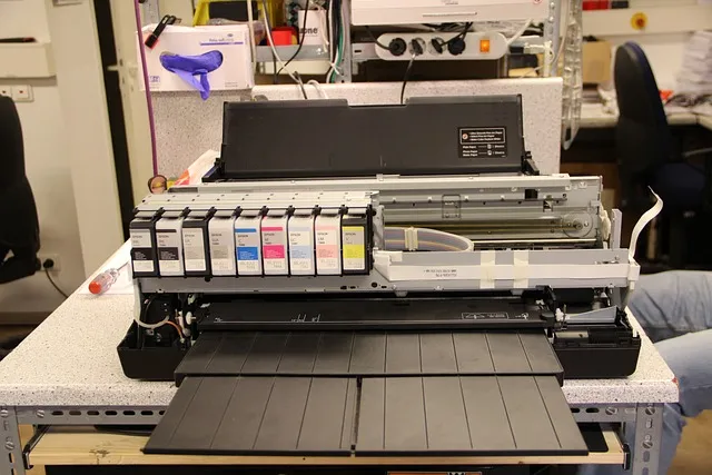 Sposoby na wydrukowanie dokumentów zabezpieczonych hasłem w kolorowej drukarce.